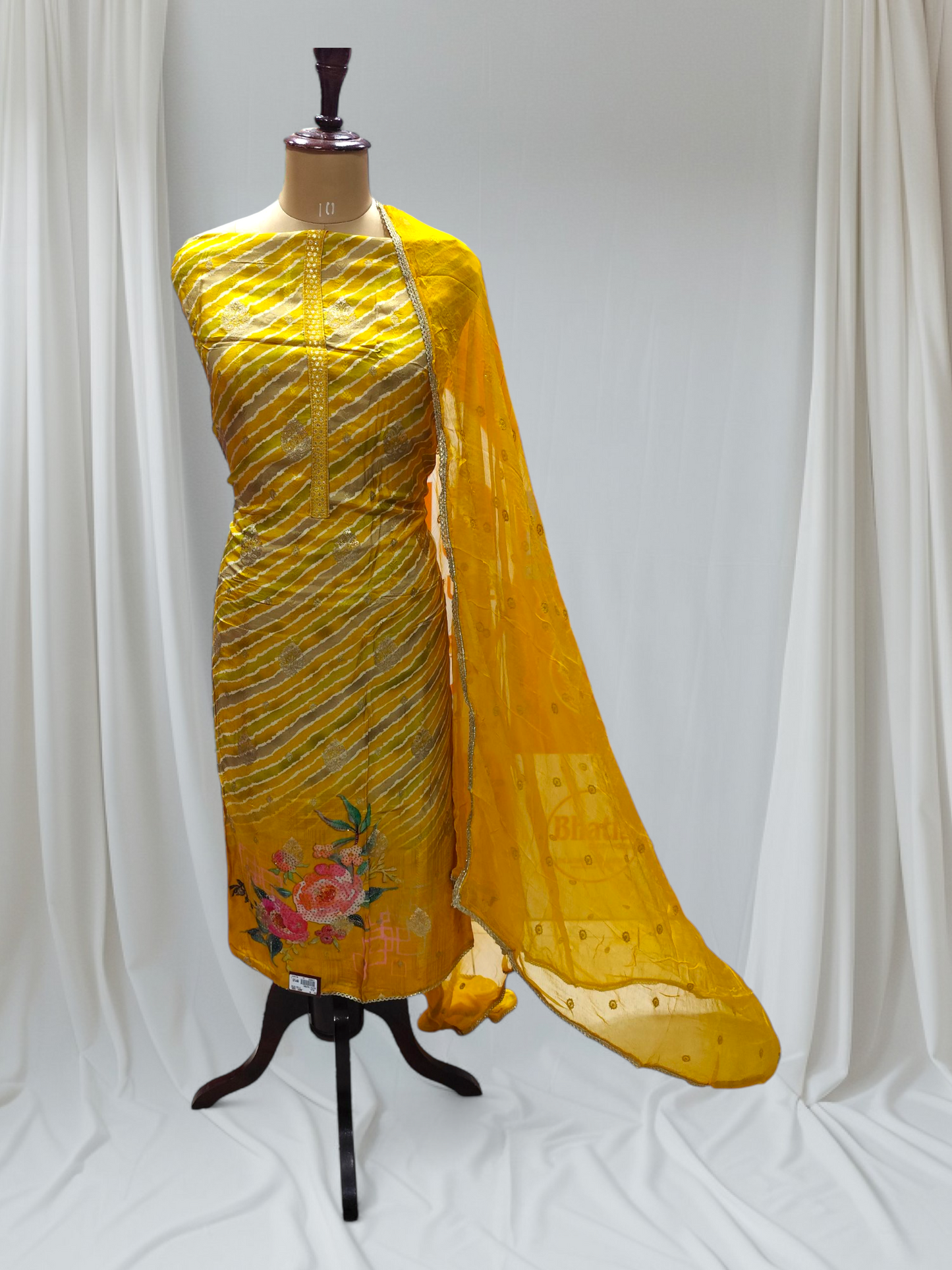 Comfort Wear Pure Muslin Cotton floral Work Unstitched Suit