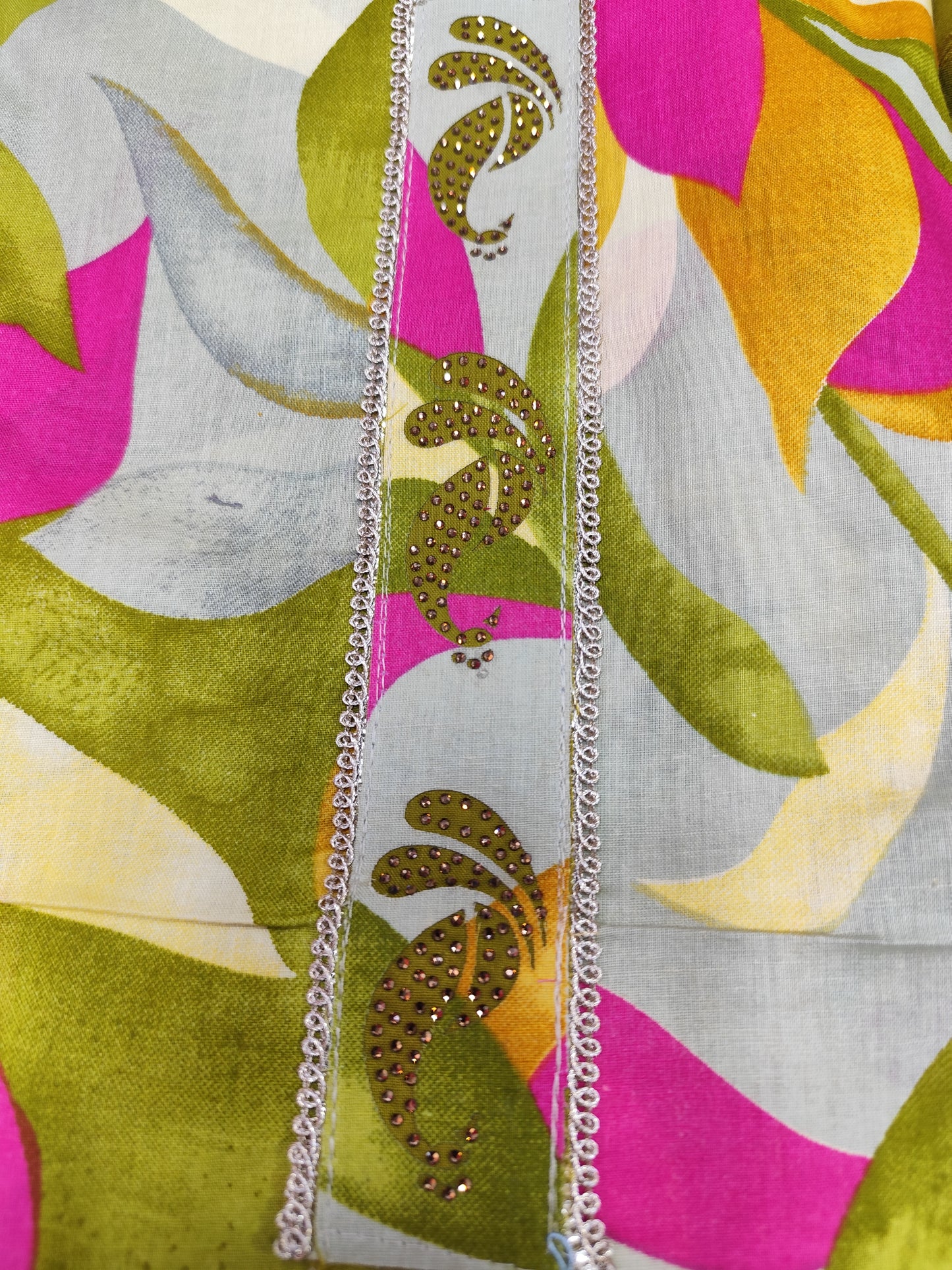 PRINTED FLORAL UNSTITCHED WITH COTTON PURE PATTI WORK SUIT